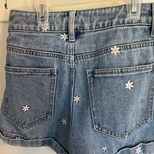 Great Condition PacSun Mom Shorts Flower Embroidery. Size 23